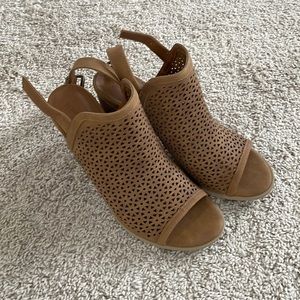 Universal Thread wedge sandals size 10